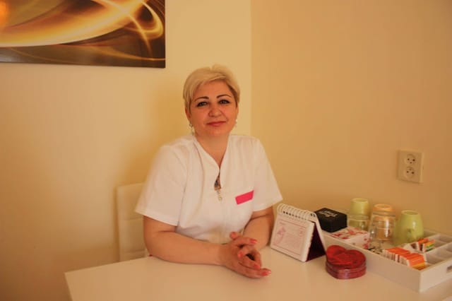 Enisa - Gecertificeerd massagetherapeut en healing practitioner met meer dan 10 jaar ervaring in holistische therapie