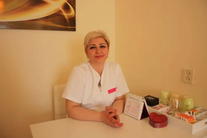 Enisa - Gecertificeerd massagetherapeut en healing practitioner met meer dan 10 jaar ervaring in holistische therapie